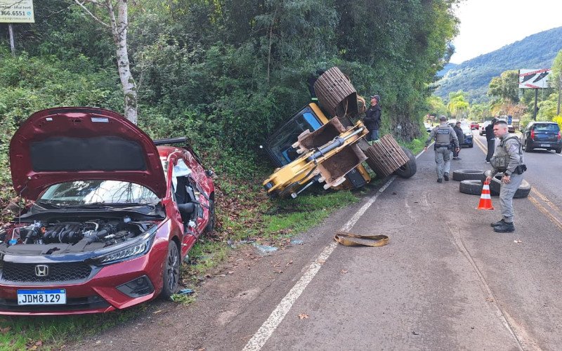 Título: Máquina pesada despenca de caminhão em curva e atinge veículo na BR-116