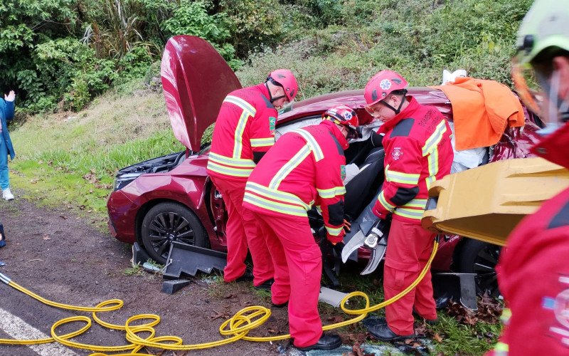 Título: Máquina pesada despenca de caminhão em curva e atinge veículo na BR-116