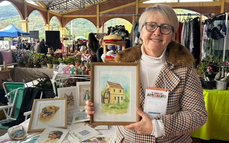 Vera mostra pinturas feitas em aquarela sobre o papel | abc+