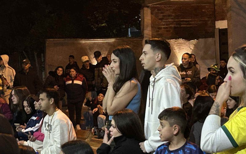VÍDEO: Torcida e apreensão marcam torcida pelo Brasil no bairro Santo Afonso em Novo Hamburgo