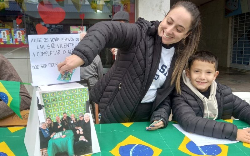 Famílias participam da ação que busca completar o álbum da Copa dos vovôs do Lar são Vicente | abc+