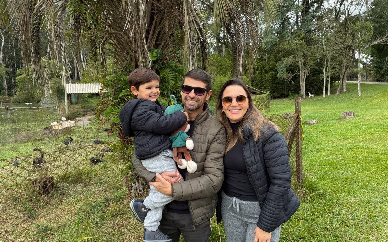 Luca, Rafael e Karin Lopes visitam o parque zoológico