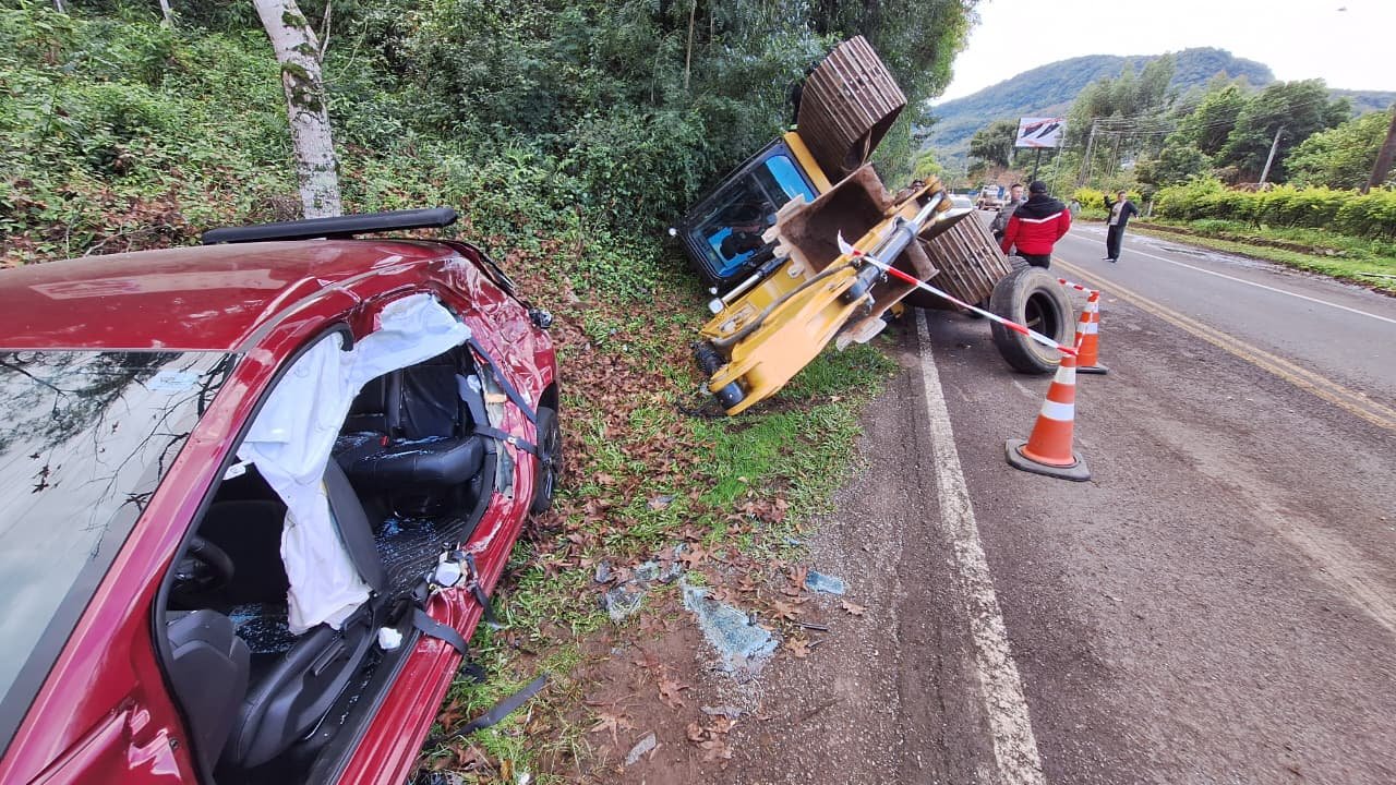 BR-116: Escavadeira despenca de caminh&atilde;o em curva, atinge ve&iacute;culo e deixa feridos