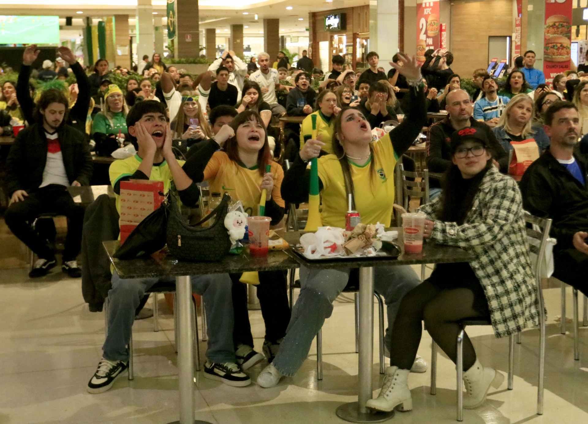 Praça de alimentação do shopping ficou lotada em Canoas durante o primeiro jogo da Seleção Brasileira | abc+