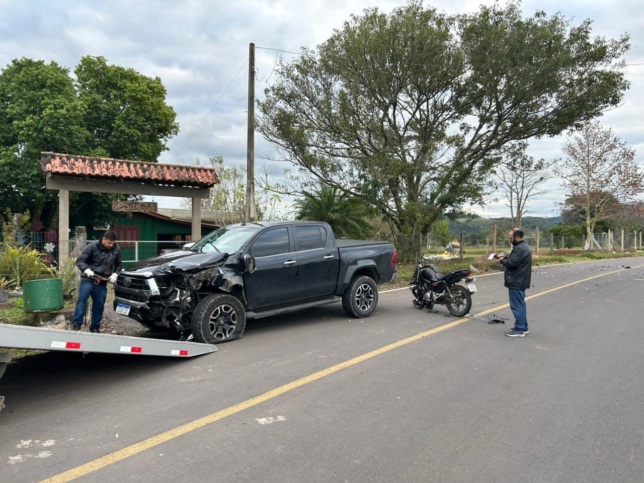 Motociclista morre em acidente entre carro e caminhonete em Taquara; veja fotos