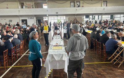 Com almoço, bazar e brincadeiras, mais de 400 fiéis participam da Festa de Santo Antônio