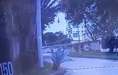 Vídeo mostra momento da queda de um dos helicópteros que colidiu no ar; seis pessoas morreram