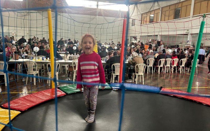A pequena Beatriz gostou da cama el&aacute;stica