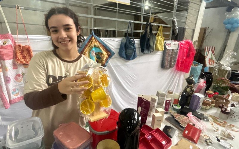 Lu&iacute;za Rafaella trabalhou no bazar para auxiliar a m&atilde;e e &agrave; par&oacute;quia