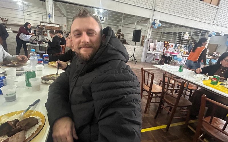 O gerente de almoxarifado Gustavo Henrique elogia o esp&iacute;rito comunit&aacute;rio incentivado pela festa