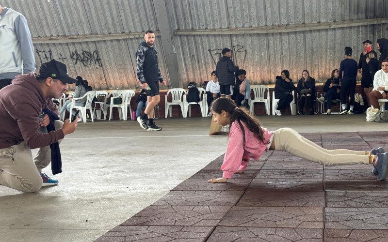 Crianças e adultos participam do PFT, teste de aptidão física da modalidade esportiva Hyrux, que mescla exercícios funcionais com tarefas de força e corrida