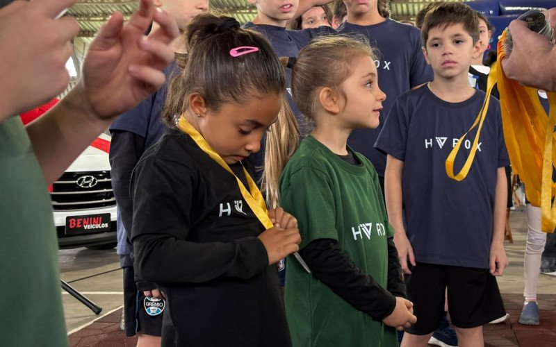 Crianças e adultos participam do PFT, teste de aptidão física da modalidade esportiva Hyrux, que mescla exercícios funcionais com tarefas de força e corrida