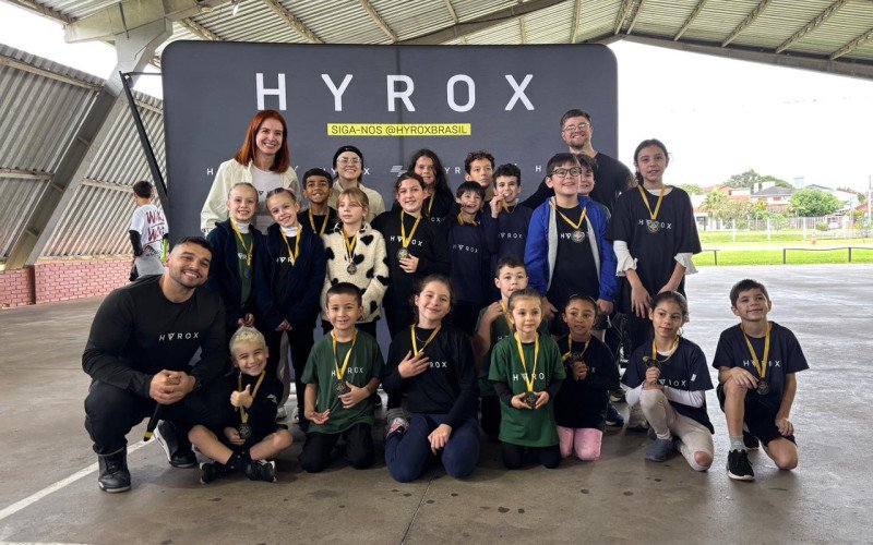 Crianças e adultos participam do PFT, teste de aptidão física da modalidade esportiva Hyrux, que mescla exercícios funcionais com tarefas de força e corrida