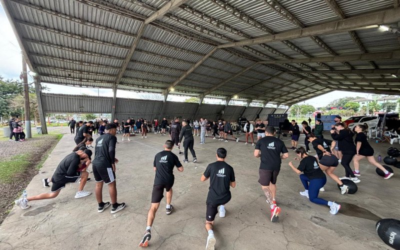 Crianças e adultos participam do PFT, teste de aptidão física da modalidade esportiva Hyrux, que mescla exercícios funcionais com tarefas de força e corrida