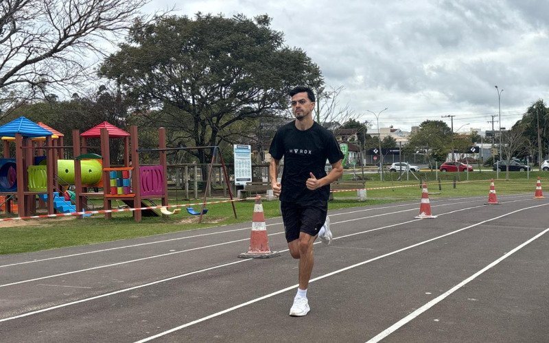 Crianças e adultos participam do PFT, teste de aptidão física da modalidade esportiva Hyrux, que mescla exercícios funcionais com tarefas de força e corrida