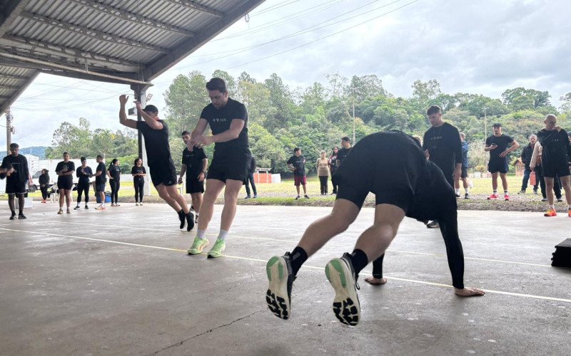 Crianças e adultos participam do PFT, teste de aptidão física da modalidade esportiva Hyrux, que mescla exercícios funcionais com tarefas de força e corrida | abc+