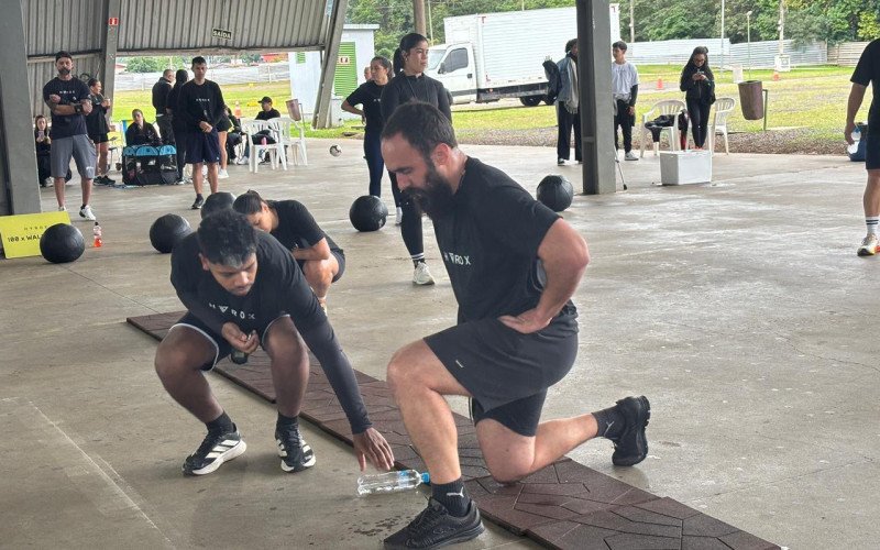 Crianças e adultos participam do PFT, teste de aptidão física da modalidade esportiva Hyrux, que mescla exercícios funcionais com tarefas de força e corrida