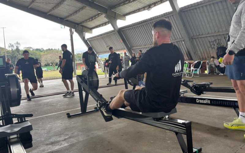 Crianças e adultos participam do PFT, teste de aptidão física da modalidade esportiva Hyrux, que mescla exercícios funcionais com tarefas de força e corrida
