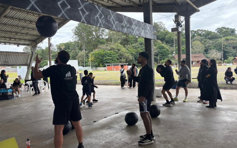 Crianças e adultos participam do PFT, teste de aptidão física da modalidade esportiva Hyrux, que mescla exercícios funcionais com tarefas de força e corrida