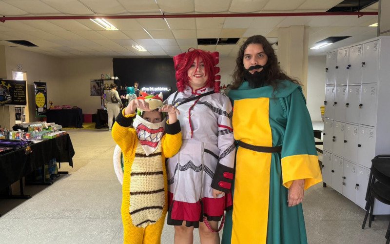 Cosplay da família Nolasco, com Felipe de "Rasputin", Caroline de "Kasane Teto" e Miguel de "Bowser JR" | abc+