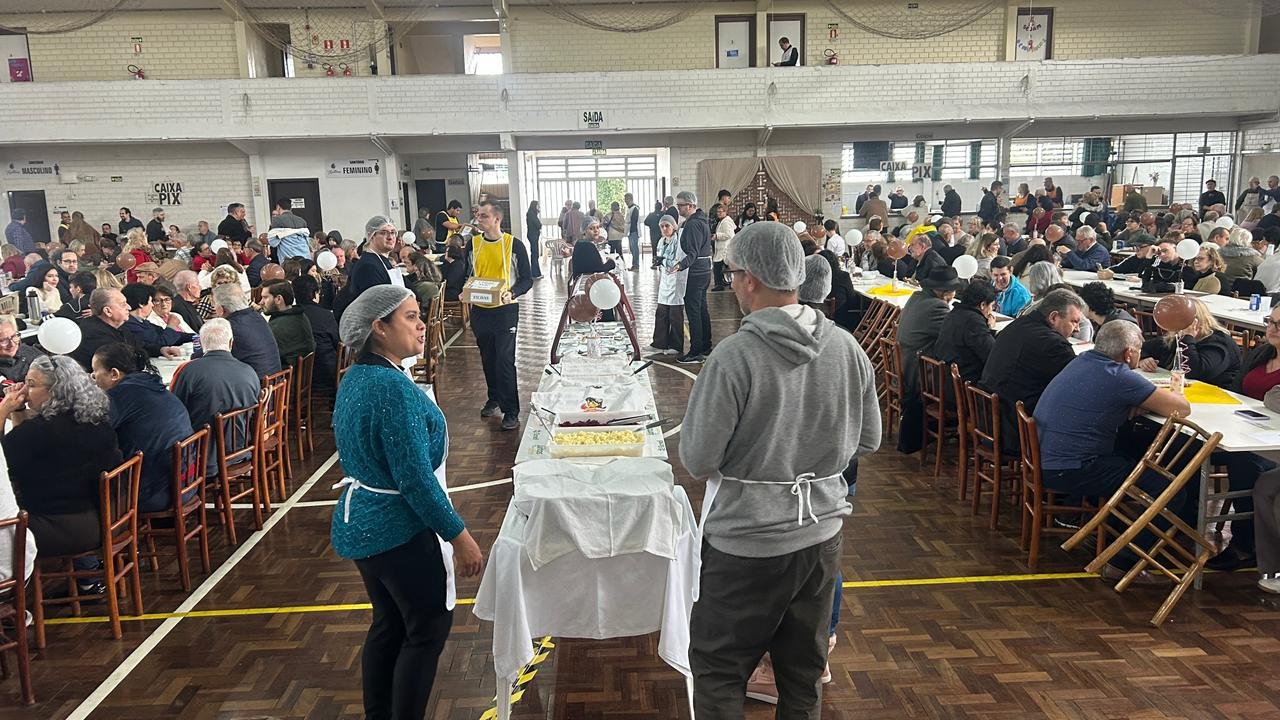 Com almo&ccedil;o, bazar e brincadeiras, mais de 400 fi&eacute;is participam da Festa de Santo Ant&ocirc;nio