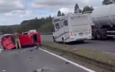 VÍDEO: Carro capota e atinge veículo de deputado gaúcho na BR-386