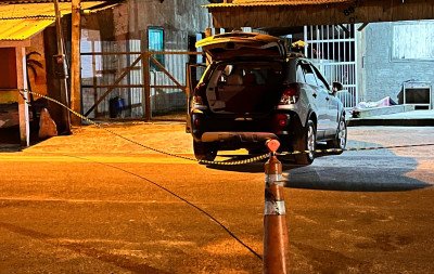 Criança de 9 anos morre após carro colidir contra residência; motorista não tinha CNH