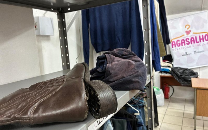 Peças de descarte chegam ao Banco do Agasalho por doação na Campanha do Agasalho, como bota com solado descolado