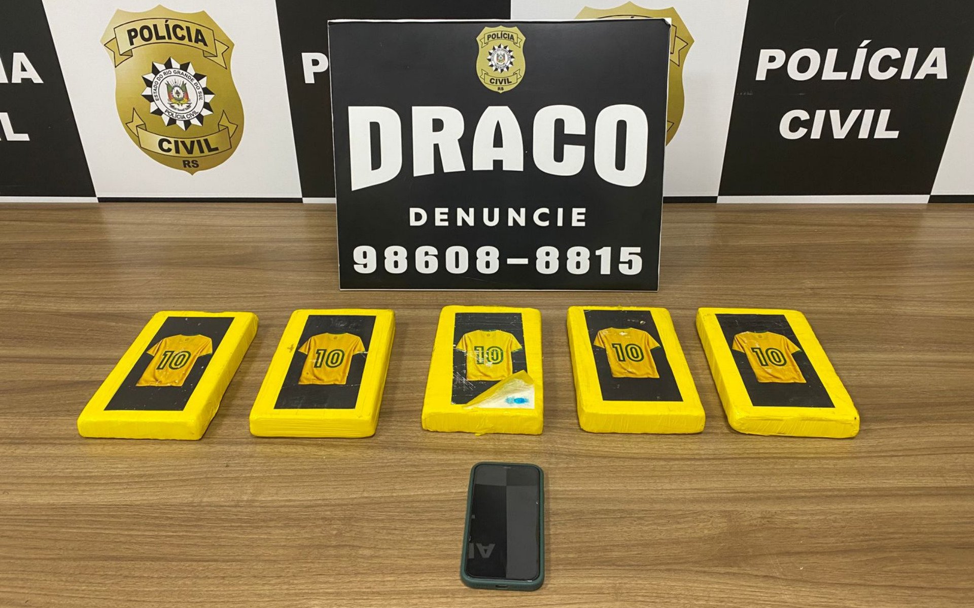 Entorpecentes estavam embalados a vácuo em pacotes com estampas de camisetas da seleção brasileira | abc+