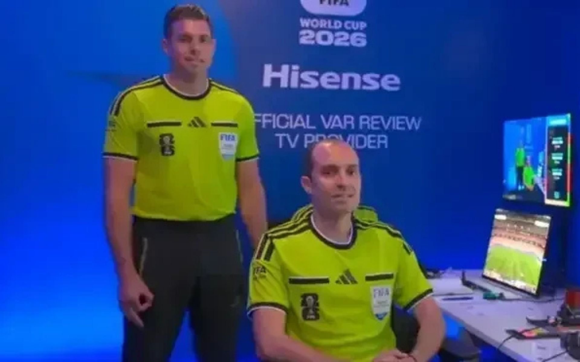Suposto gesto supremacista de VAR australiano em Alemanha x Cura&ccedil;ao &eacute; analisado pela Fifa