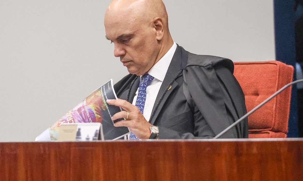 Moraes d&aacute; 24 horas para Bolsonaro explicar arma apreendida em blitz