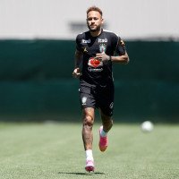 Neymar treina com bola pela primeira vez com o elenco do Brasil; saiba a situação do craque