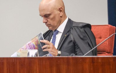 Moraes dá 24 horas para Bolsonaro explicar arma apreendida em blitz