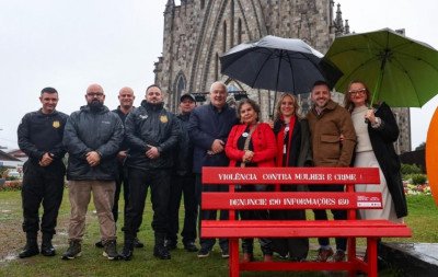 Bancos vermelhos instalados em Canela foram fabricados por apenados no presídio; saiba mais