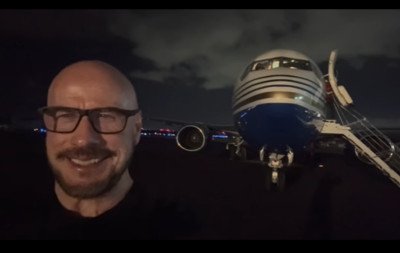 Aos 72 anos, John Travolta pilota Boeing 737 em voo de renovação de habilitação; veja vídeo
