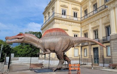 Dinossauro animatrônico com 15 metros chega ao Museu Nacional