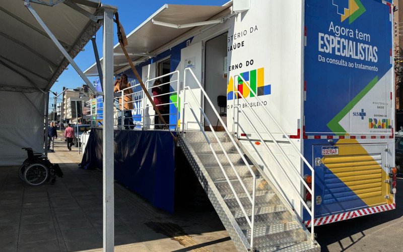 Carreta de saúde da mulher está posicionada na Praça General Freitas, em Sapucaia do Sul, e deve iniciar atendimentos na sexta-feira (19)