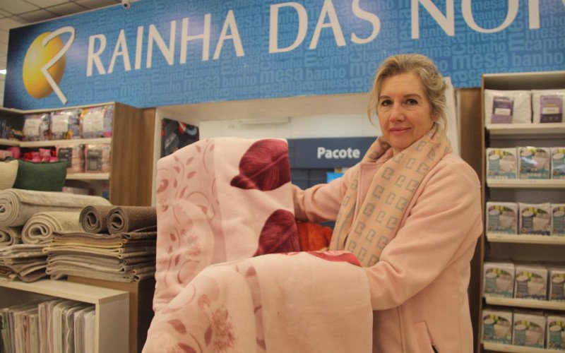 Cobertores começam a ser vendidos nesse período de frio mais intenso