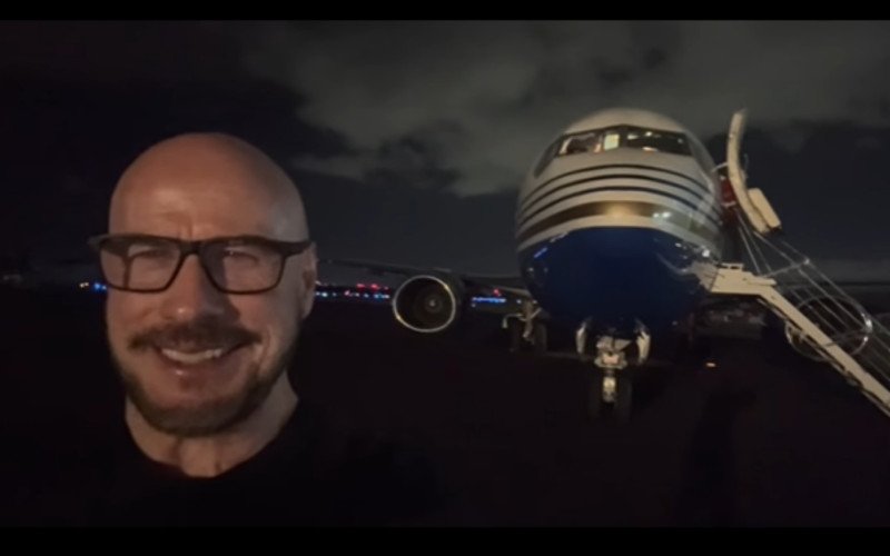 John Travolta mostrou como pilota o Boeing 737 nas redes sociais | abc+