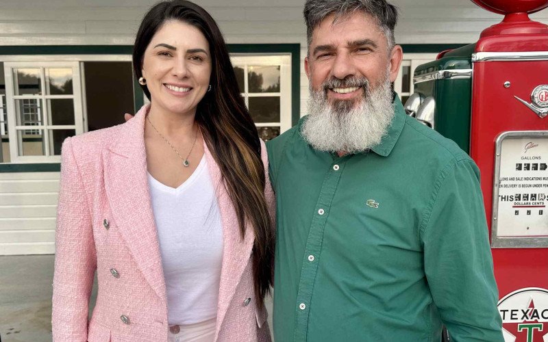 Andréia e Ronei Weber são proprietários do Model A Village, em Nova Petrópolis
