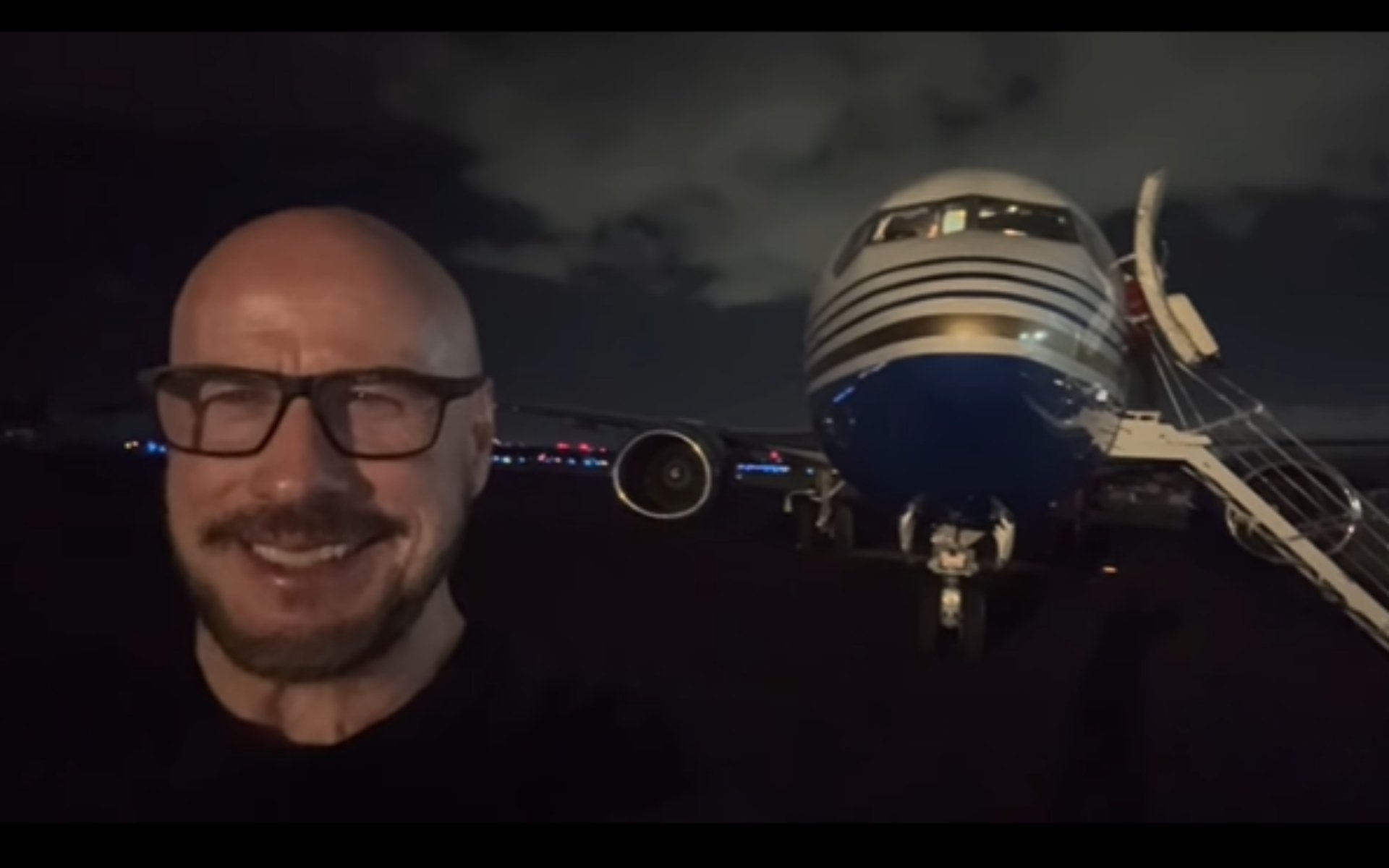 Aos 72 anos, John Travolta pilota Boeing 737 em voo de renova&ccedil;&atilde;o de habilita&ccedil;&atilde;o; veja v&iacute;deo