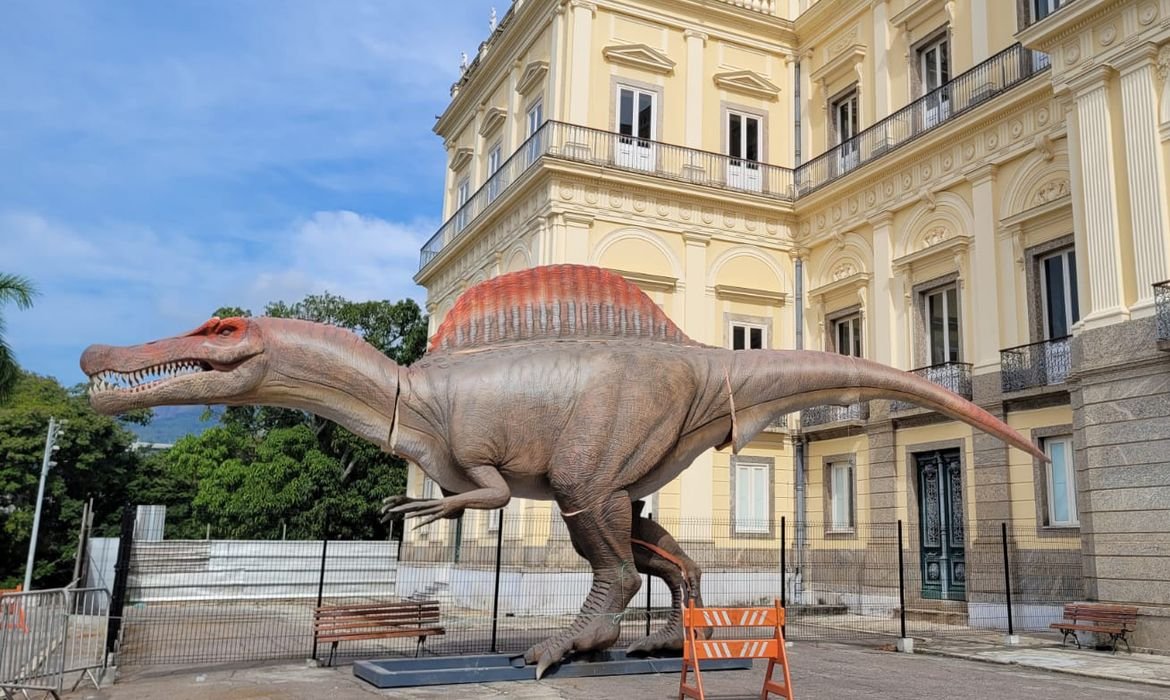 Dinossauro animatr&ocirc;nico com 15 metros chega ao Museu Nacional