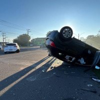 Carro capota e deixa um ferido após colisão na Avenida dos Municípios