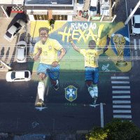 Endrick ganha pintura gigante em rua de Portão em nova homenagem à Seleção Brasileira