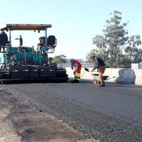Equipes já trabalham na pavimentação asfáltica no viaduto da Avenida Celina Kroeff