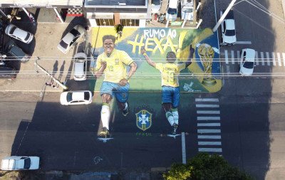 Endrick ganha pintura gigante em rua de Portão em nova homenagem à Seleção Brasileira