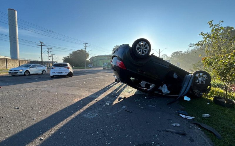Carro capota e deixa um ferido após colisão na Avenida dos Municípios
