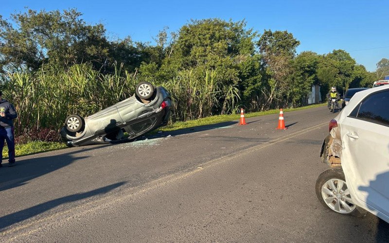 Carro capota e deixa um ferido após colisão na Avenida dos Municípios
