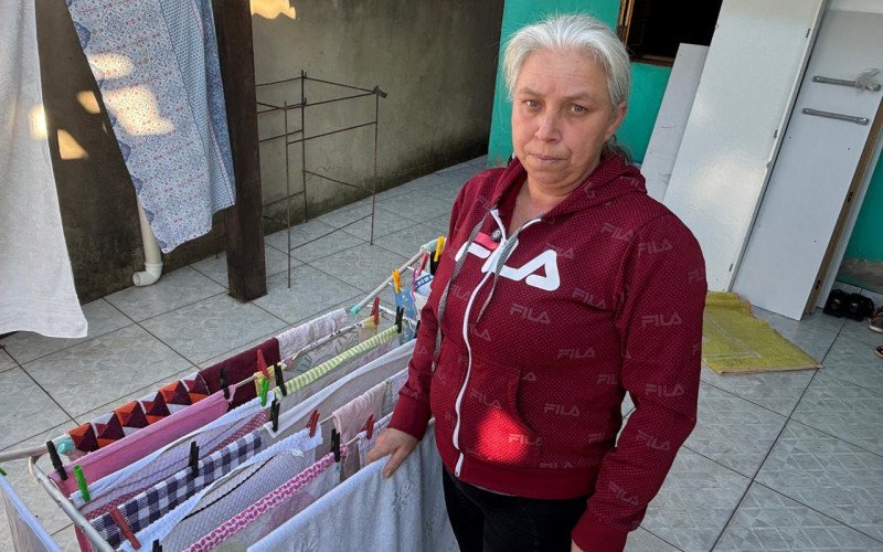 A dona de casa Rosane mostra ainda o varal utilizado para secar as roupas naturalmente