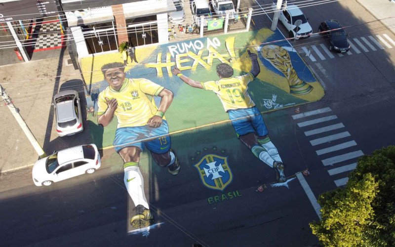 Em clima de Copa do Mundo, artista de Novo Hamburgo pinta o jovem Endrick em frente a estabelecimento de Portão